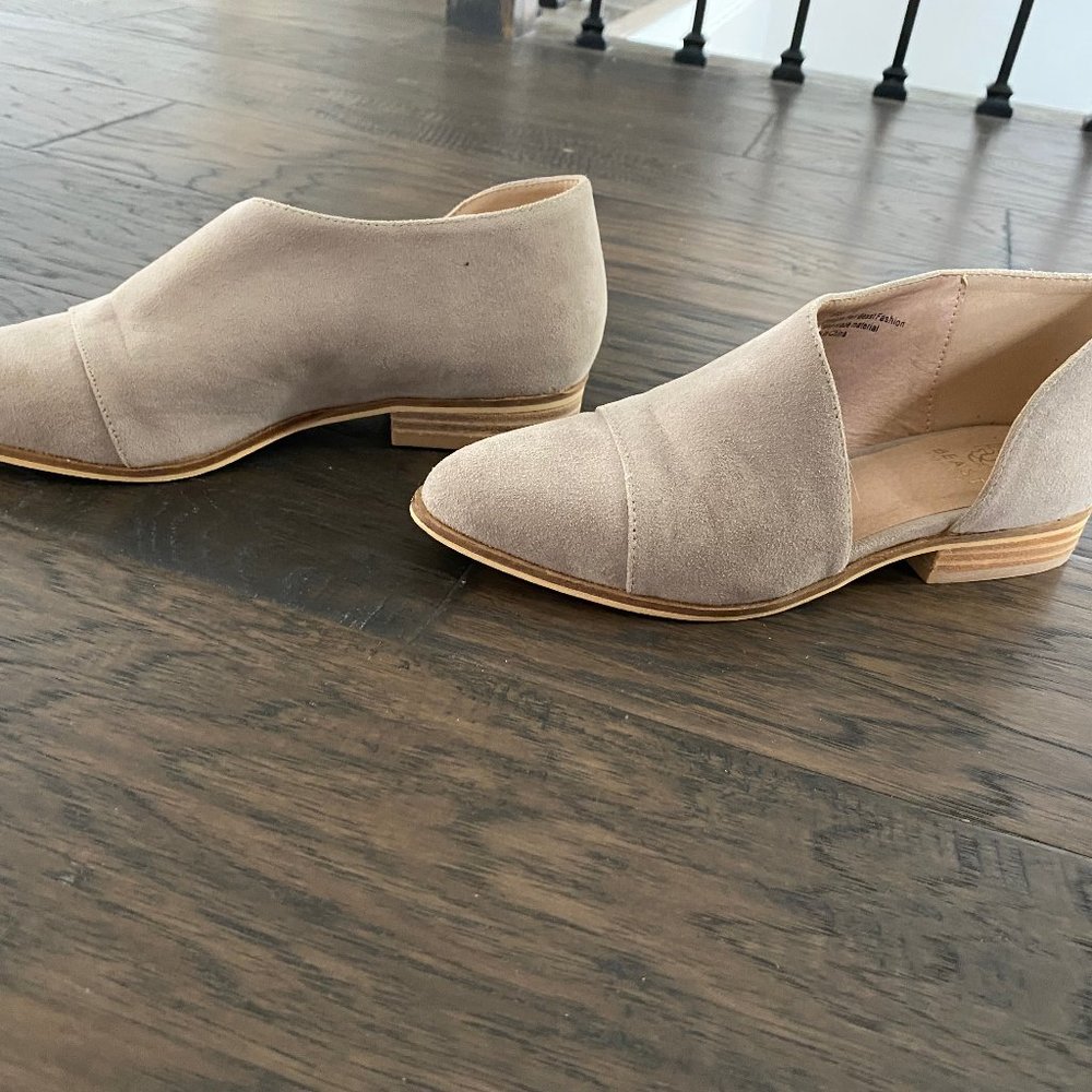 BEAST Fashion EUC 7.5 faux suede light grey/tan cut out flats closed toe